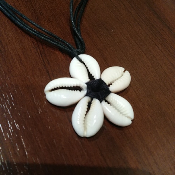 Vintage shell necklace and bracelet set - Picture 5 of 7